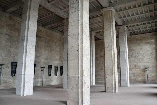 In der Langemarck-Halle unter dem Glockenturm