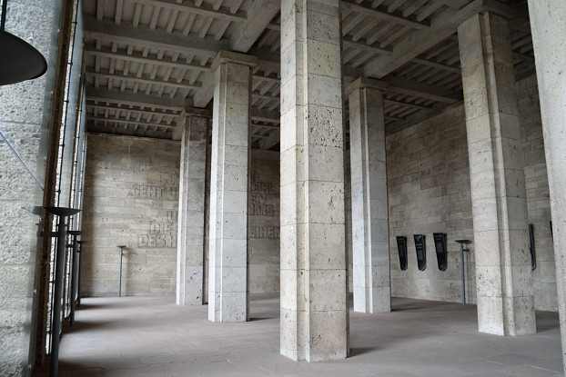 In der Langemarck-Halle unter dem Glockenturm