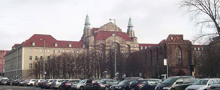 Landgericht Berlin und die Franziskaner-Klosterkirche.