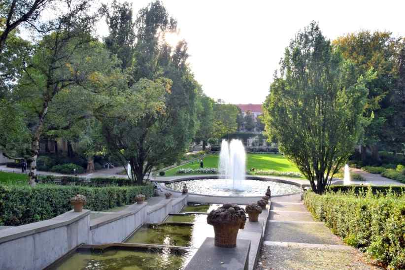 Hier die Sicht von der Wasserkaskade ber den Fontnenbrunnen in den Park.