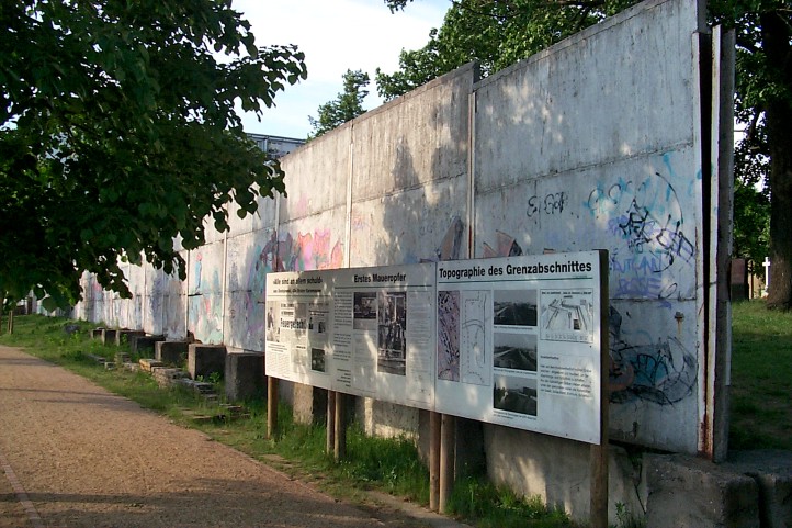 Hinterlandsicherungsmauer auf dem Invalidenfriedhof in Berlin-Mitte.