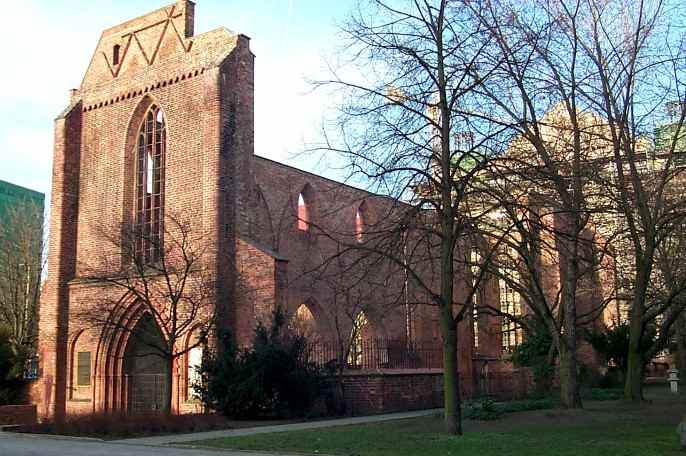 Ruine Seitenansicht Franziskaner-Klosterkirche.