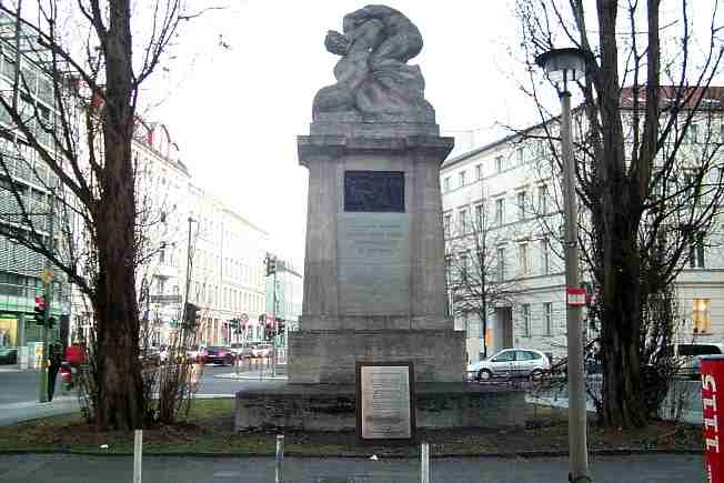 Virchow Denkmal auf dem Karlplatz in Berlin Mitte - Rckseite