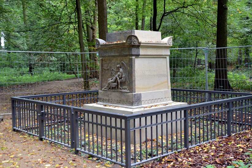 Kenotaph, Ehrengrabmal fürJulie von Voß im Schlosspark Berlin-Buch.