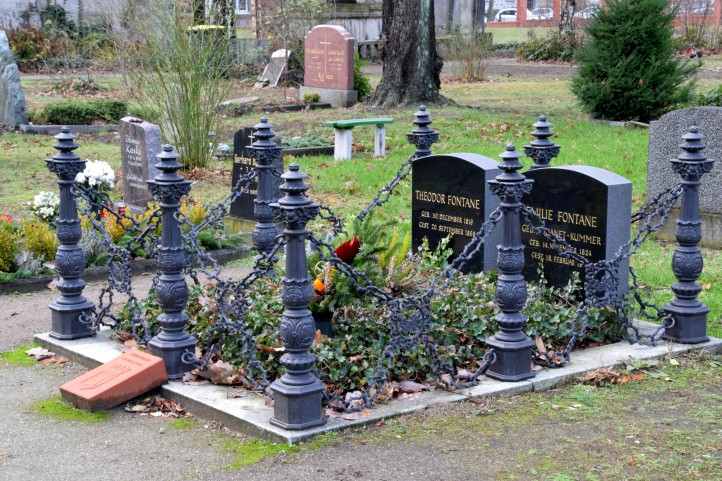 Grabmal Theodor Fontane mit Ehefrau Emile auf dem Friedhof II in Berlin Mitte