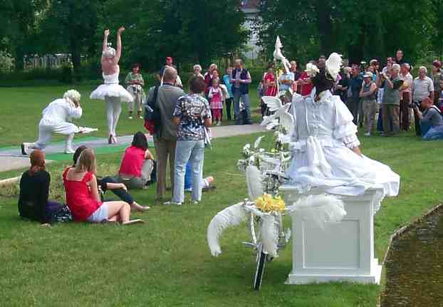 Theatergruppe mit Vorfhrungen im Schlosspark zur Landesgartenschau