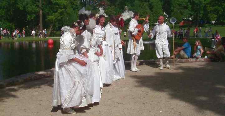 Theatergruppe mit Vorfhrungen im Schlosspark zur Landesgartenschau