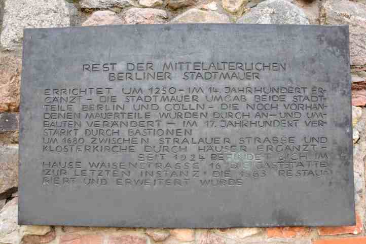 Denkmal-Tafel, historische alte Stadtmauer Berlin.