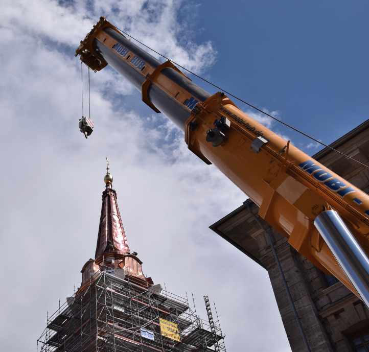 Turmaufbau mit einem 1000-Tonnen-Kran.