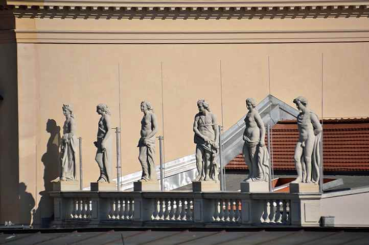 Skulpturen auf der Balustrade des Palazzos