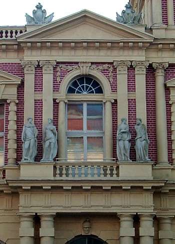 Gesims (rechts) und Balkon der Hiller-Brandtschen Häuser. 