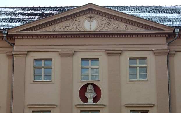 Büste des Kurfürsten Friedrich Wilhelm I. in der Front-Mittelachse des Hauses.