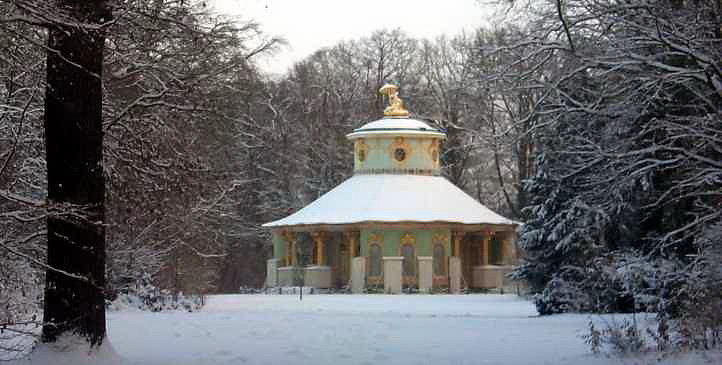 Das eingeschneite Chinesische Teehaus.