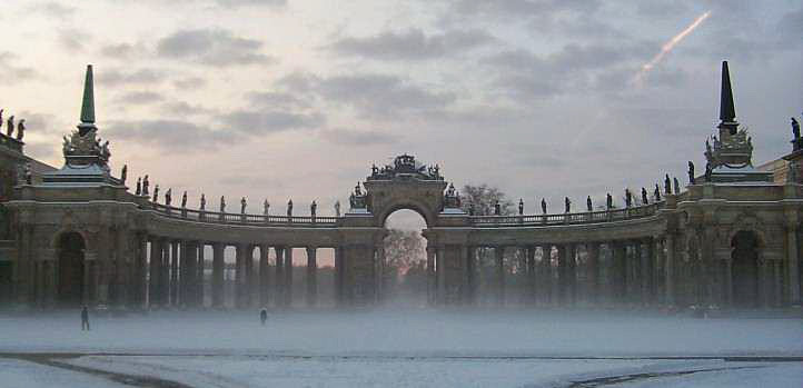 Halbkreisfrmige Kolonnade vor dem Neuen Palais.