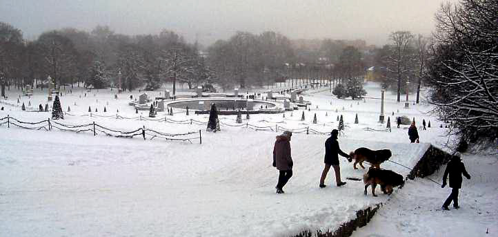 An den eingeschneiten Terrassen von Schloss Sanssouci.