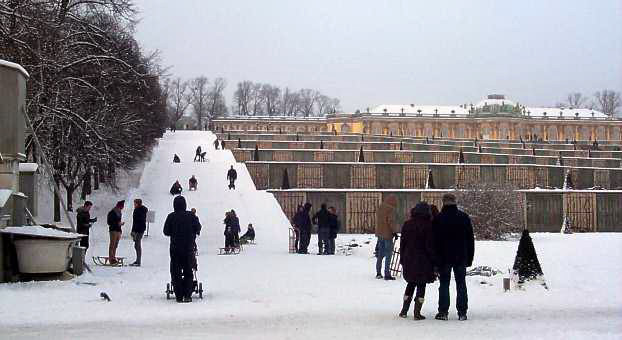 Schlittenfahrt an den Terrassen von Schloss Sanssouci.