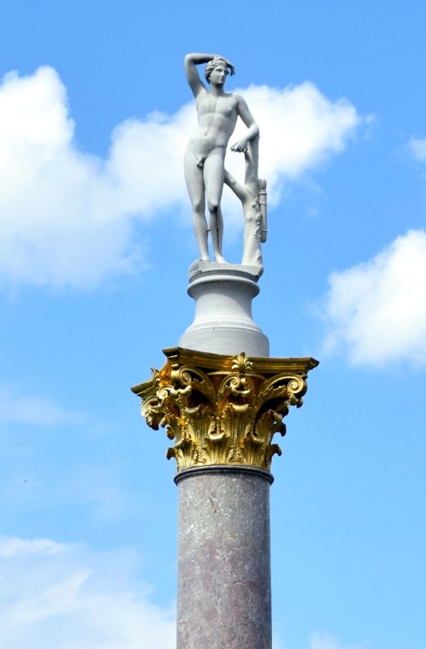 Apollo auf 11 Meter hohe Sule im Gartenpaterre von Sanssouci.