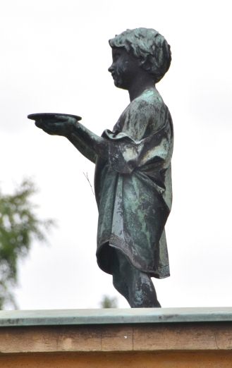 Skulptur "Knabe mit Schale" - Rmische Bder in Sanssouci.