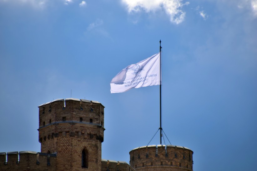 Die SPSG-Flagge auf dem Babelberger Schlossturm.
