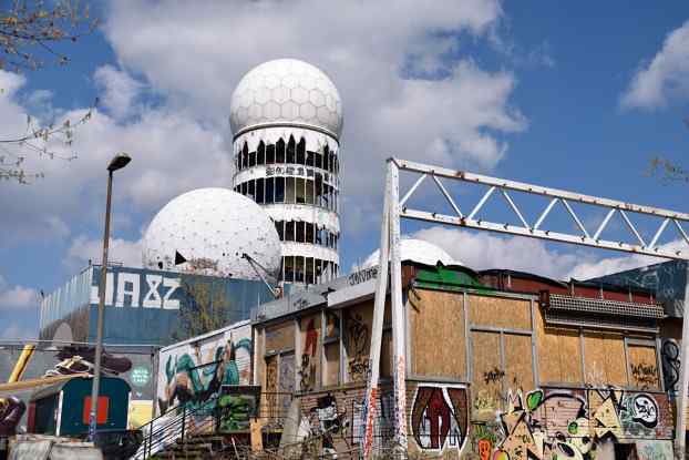 Verwahrloste Radarstation auf dem Teufelsberg in Berlin