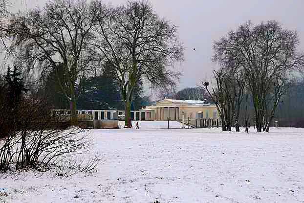 Blick zum Schloss Charlottenhof in Sanssouci