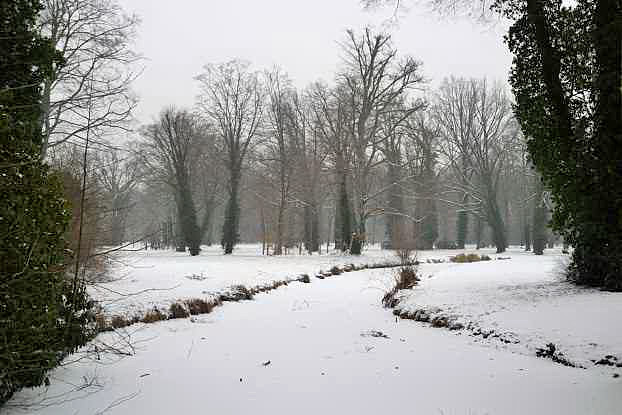 Verschneite Wege im Park Sanssouci