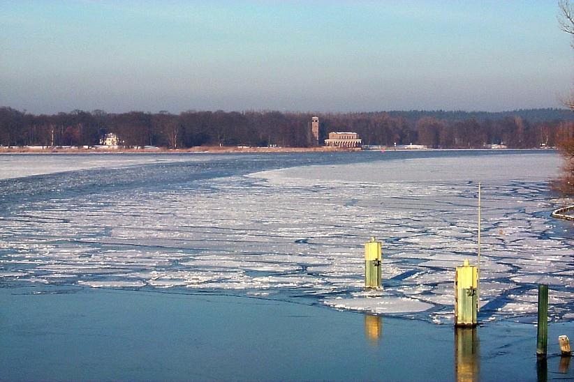 Winteransicht von Glienicker Brcke nach Sacrow zur Heilandskirche.