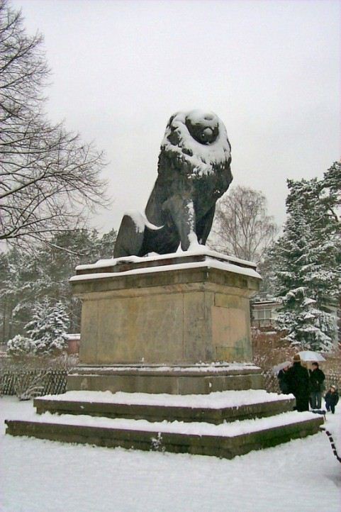 Der "Flensburger Lwe" im Winter am Wannseeufer in Heckeshorn.