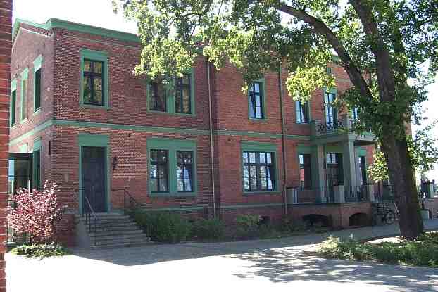 Historisches Kontorgebude der alten lmhle - jetzt als Hotel umgebaut