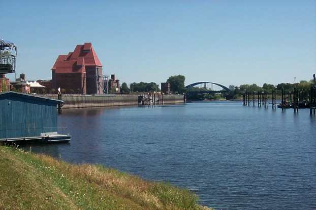 Blick über die Stepenitz (Elbe) zur historischen ehemaligen Kornspeicher