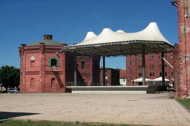 Restaurierte, umgebaute historische lmhle und Bhne der Elblandfestspiele