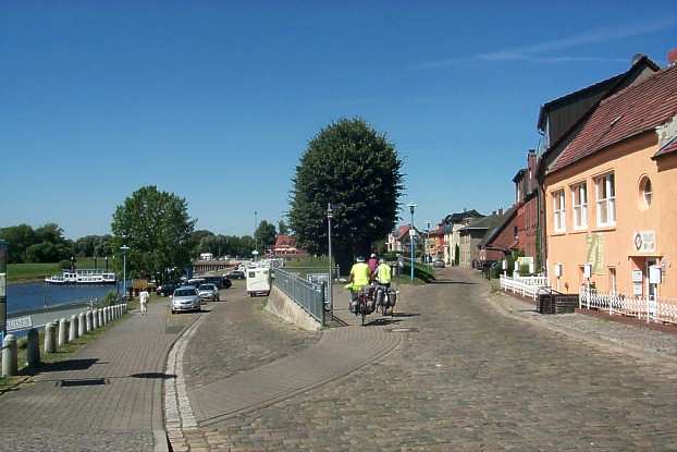 Radtouristen am Elbufer von Wittenberge