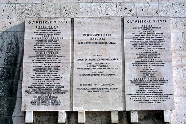 Die Ehrentafeln mit den Namen der Olympiasieger von 1936, an den Wnden des Marathontores.