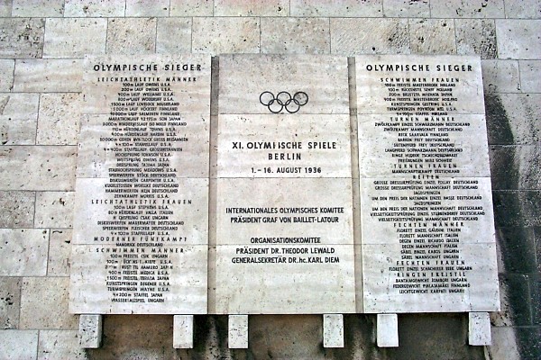 Die Ehrentafeln mit den Namen der Olympiasieger von 1936, an den Wnden des Marathontores.