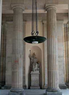 In der Halle rechts vom Brandenburger Tor - Minerva, Göttin des Handwerks.