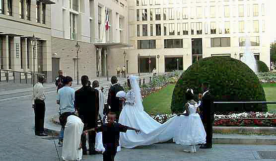 Hochzeitpaar auf dem Pariser Platz