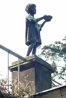 Skulptur "Knabe mit Schale" - Rmische Bder in Sanssouci.