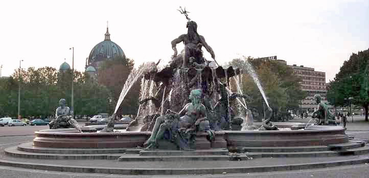 Berlins schnster Brunnen der "Neptunbrunnen" (Schlossbrunnen).
