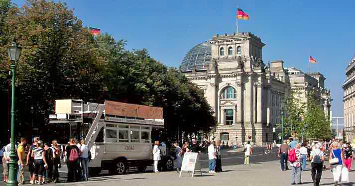Reichstagsgebäude - Seiten- und Rückansicht mit Ostportal