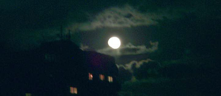 Berliner Vollmond in Wolkengondel