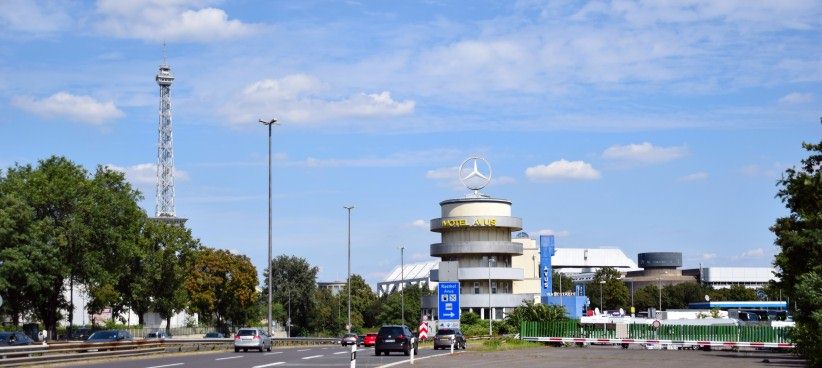 AVUS Ausfahrt an der ehemaligen Nordkurve in Berlin.