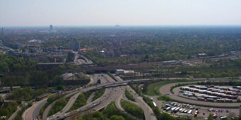 AVUS-Autobahndreick Funkturm (A 100 / A 115) unter dem Funkturm.