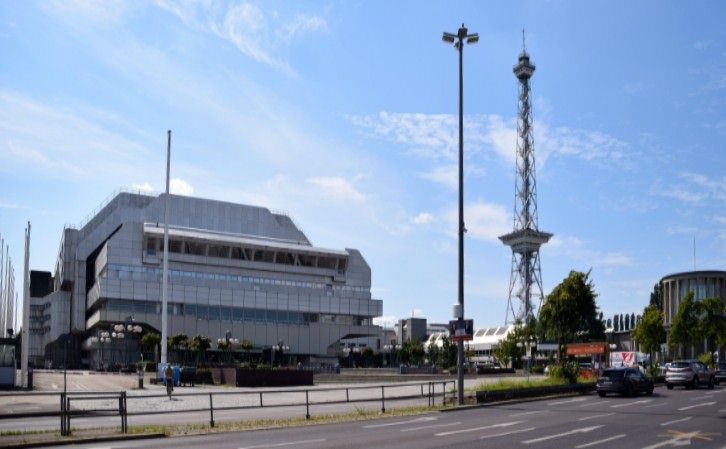 ICC Berlin am Messegelnde und AVUS Einfahrt.