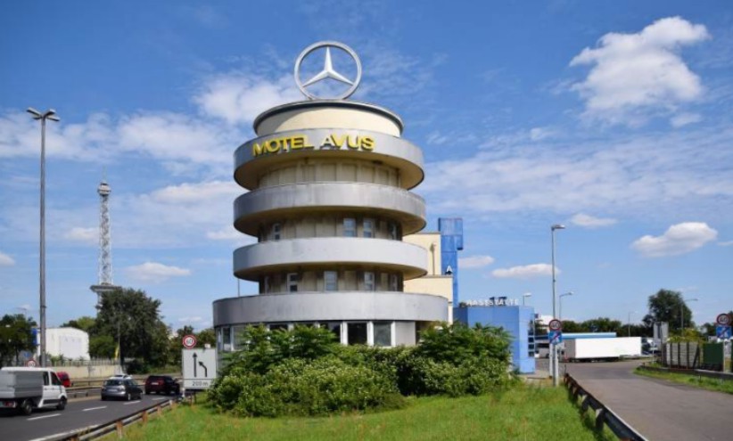 Mercedeshaus, Motel AVUS-Berlin in der ehemaligen Nordkurve.