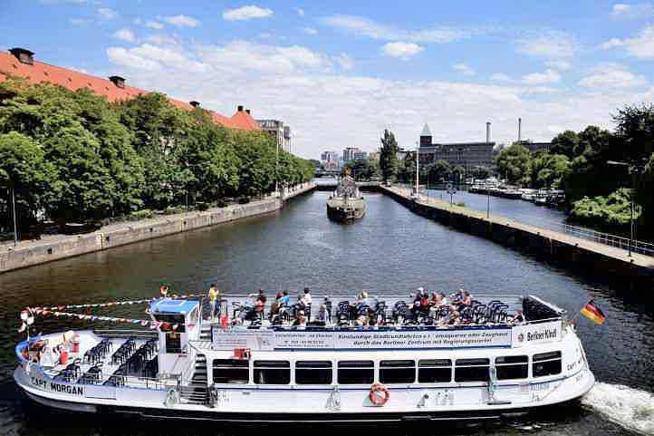 Vor der Muehlendammschleuse in Berlin