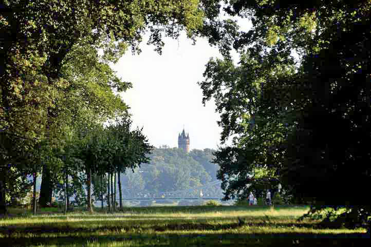 Sacrower Park-Tunnelblick zum Flatoturm.