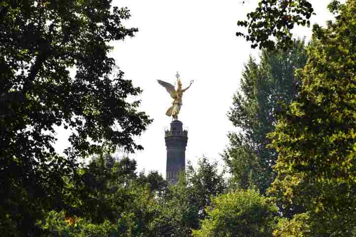 Der Schlossparkblick zur Siegessule im Tiergarten.