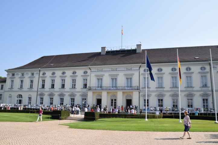 Die Parkansicht vom Schloss Bellevue in Berlin.