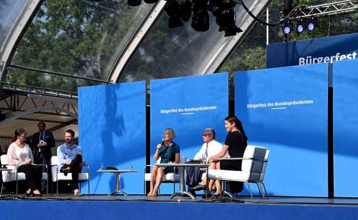 Bundesprsident Joachim Gauck beim Talk mit dem RBB und Ehrenamtlichen Helfern.