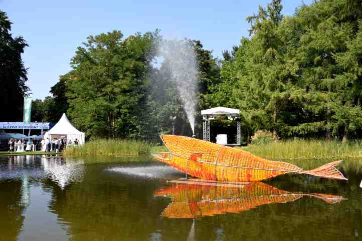 Die Skulptur eines wasserspeienden Wales im Schlossteich Bellevue.